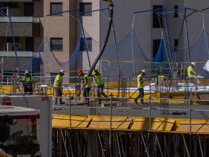 Un grupo de obreros trabajan en la construcción de un edificio de viviendas en Sevilla.