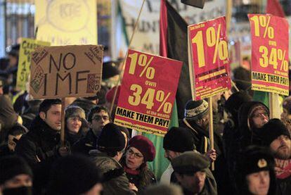 Cientos de ciudadanos se concentran a las puertas del Parlamento irlandés para protestar por los ajustes.