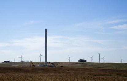 Un molino de viento en construcci&oacute;n en Flores (Uruguay).