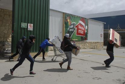 Un grupo de asaltantes sale a la carrera con mercancía robada de un supermercado en San Carlos de Bariloche.