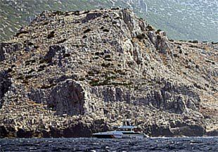 Una patrullera de la Guardia Civil realizaba ayer labores de control y vigilancia en las inmediaciones de la isla  Perejil.