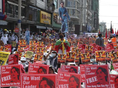 Manifestantes contra la junta militar en Myanmar marchan con carteles en favor de la líder de facto del Gobierno civil, Aung San Suu Kyi, el 22 de febrero de 2021 por las calles de Mandalay, la segunda ciudad del país.