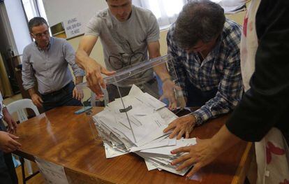 Recuento en un colegio electoral durante las elecciones de junio de 2016.