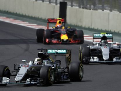 Lewis Hamilton rueda por delante de Rosberg.
