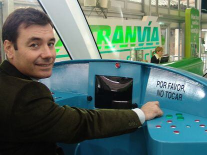 Tom&aacute;s G&oacute;mez, todav&iacute;a alcalde, en la cabina de mando del tranv&iacute;a de Parla en 2005.