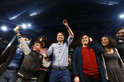 Pablo Iglesias y la alcaldesa de Barcelona, Ada Colau, en el mitin de Podemos en La Caja Magica de Madrid.