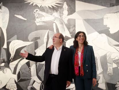 El ministro de Cultura y Deporte, Miquel Iceta, junto a la ministra de Cultura de Francia, Rima Abdul Malak, posan ante el 'Guernica' de Picasso durante la presentación de los actos conmemorativos del "Año Picasso".