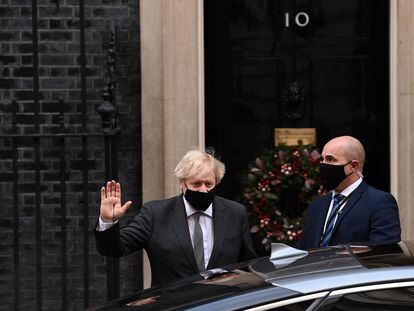 Boris Johnson sale del 10 de Downing Street hacia el Parlamento, este miércoles en Londres.