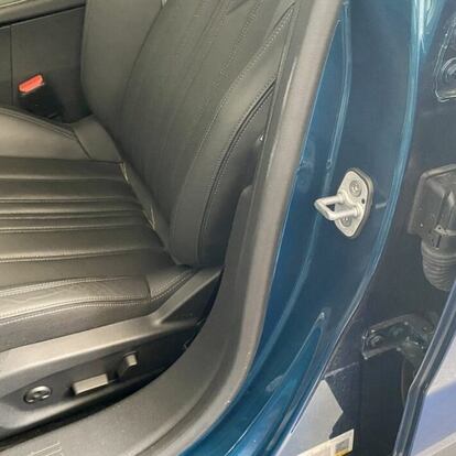 La puerta del coche tiene una pieza secreta que resulta ideal para el verano