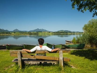 Panor&aacute;mica del lago Hopfensee, cerca de F&uuml;ssen, en la regi&oacute;n alemana de Baviera. 