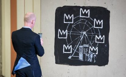 Una de las obras de Banksy ante la exposici&oacute;n de Basquiat en Londres. 
