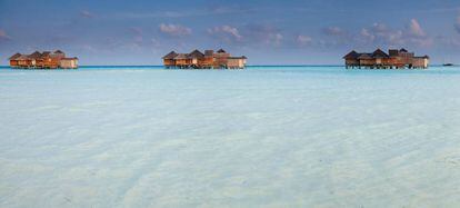 Tres cabañas suspendidas en pilotes sobre el mar, en el 'resort' Gili Lankanfushi, en el atolón de Norte Malé, en Maldivas.