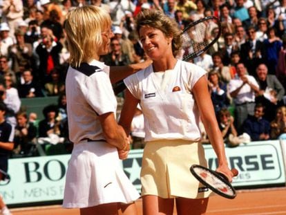 Evert saluda a Navratilova tras ganar Roland Garros en 1985.