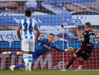 Iago Aspas bate  a Álex Remiro para marcar el 0-1 desde el punto de penalti durante el encuentro entre la Real Sociedad y el Celta de Vigo, disputado este miércoles en el Reale Arena de San Sebastián. / Javier Etxezarreta (EFE)