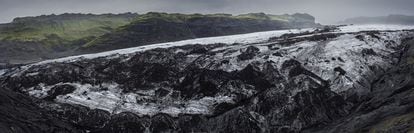 La lava solidificada del glaciar Solheimajökull es negra y fina. Islandia es un termómetro del calentamiento global