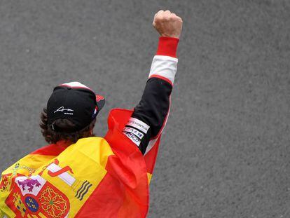 Alonso celebra su triunfo en las 24 Horas de Le Mans.