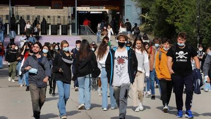 Estudiantes en el campus de Bellaterra de la Universidad Autónoma de Barcelona, a finales de octubre.