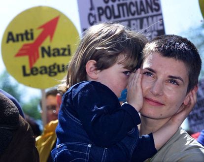 Sinéad O'Connor y su hija Roisin, en una manifestación contra el racismo el 13 de mayo de 2000 en Dublín.