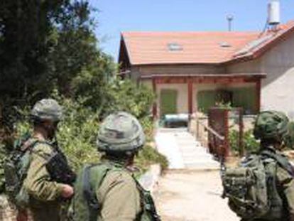 Soldados israelíes llegan a la colonia de la niña israelí asesinada este jueves.