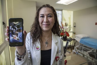 María del Sol García Ortegón muestra imágenes del trasplante que realizó.