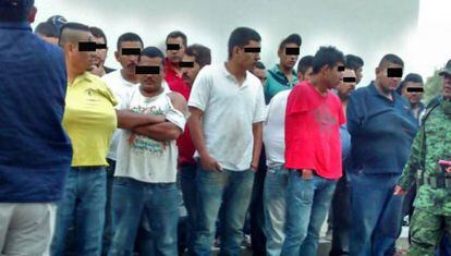 Varios de los detenidos tras el enfrentamiento de este martes en Michoac&aacute;n (M&eacute;xico).