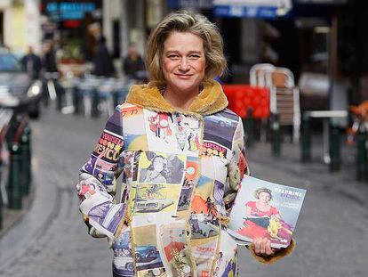 Delphine Boël, con el libro que presentó ayer.