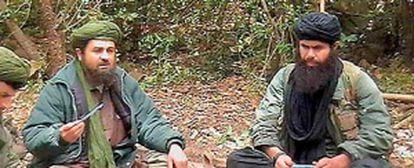 A la derecha de la imagen, Abdelmalek Doudkel, el líder de Al Qaeda en el Magreb.