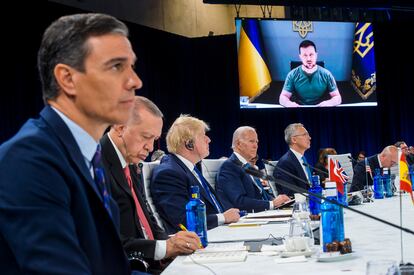 De izquierda a derecha, Pedro Sánchez, Recep Tayyip Erdogan, Boris Johnson, Joe Biden y Jens Stoltenberg, escuchan desde Madrid la intervención por videoconferencia del presidente ucranio, Volodímir Zelenski. "Esta guerra no es una guerra lanzada por Rusia solo contra Ucrania. Es una guerra por el derecho a dictar las condiciones en Europa, por cómo será el orden mundial en el futuro. Por eso es absolutamente necesario apoyar a Ucrania, incluso ahora, con armas, y sanciones políticas y financieras contra Rusia, lo que detendrá su capacidad de pagar la guerra”, ha clamado Zelinski a los aliados. 