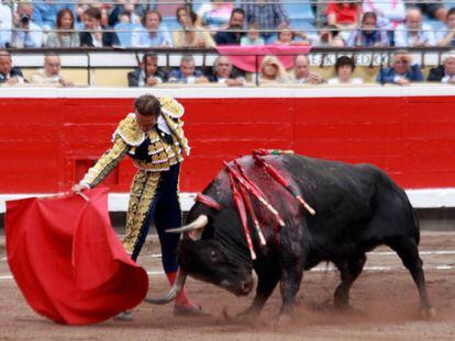 Antonio Ferrera, ante el espectacular e inválido cuarto toro de la tarde.