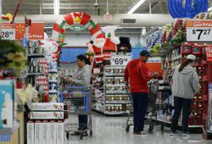 Clientes compran adornos navide&ntilde;os en un establecimiento de Walmart.