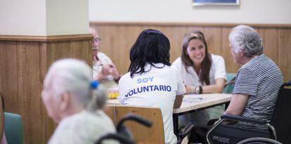 Dos voluntarias conversan con una anciana