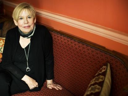 La escritora brit&aacute;nica Karen Armstrong, en su domicilio en Londres.