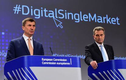 El comisario del Mercado &Uacute;nico Digital, Andrus Ansip, (izquierda), y el de Econom&iacute;a Digital, Gunther Oettinger