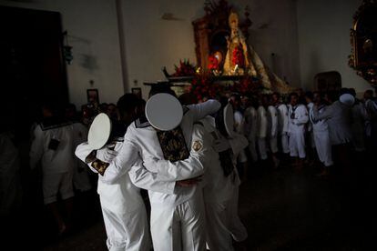 La Diputación de Málaga declarará Fiesta de Singularidad Turística Provincial a la procesión de la Virgen del Carmen de La Carihuela, en la localidad malagueña de Torremolinos. En la imagen, hombres vestidos con los trajes tradicionales de marineros se abrazan en la iglesia ante la imagen de la Virgen del Carmen en Torremolinos, Málaga.