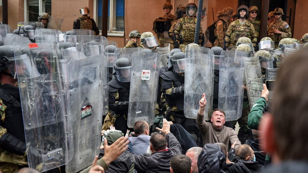 Un grupo de serbokosovares, en una sentada en frente del cuartel general de la fuerza KFOR en la ciudad kosovar de de Zvecan, el lunes.