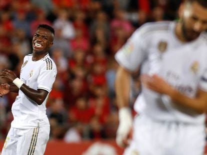 Vinicius Jr. lamenta una ocasión fallada durante el partido del Madrid ante el Galatasaray junto a Benzema, el martes en Estambul.