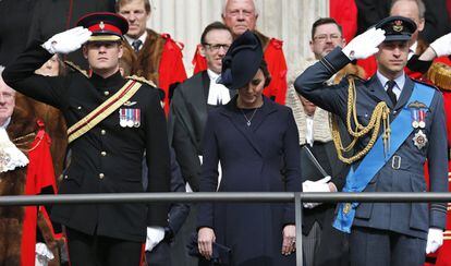 Enrique con Kate Middleton y el príncipe Guillermo en un homenaje a los héroes de Afganistán.