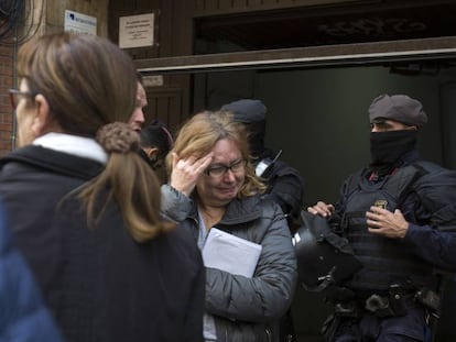 La propietària d'un pis de Barcelona plora en confirmar-se la detenció temporal del desallotjament, el 10 de desembre.