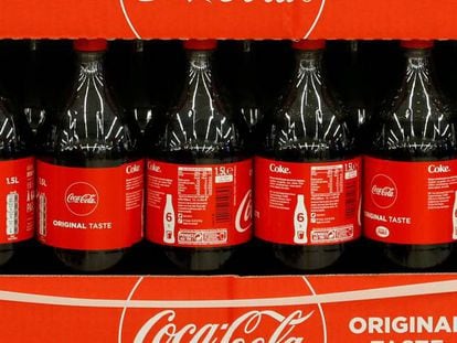 La embotelladora de Coca-Cola reduce beneficios un 15,5% pero mantiene previsiones