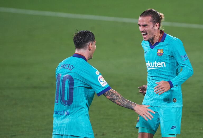 Messi y Griezmann celebran uno de los tantos al Villarreal.