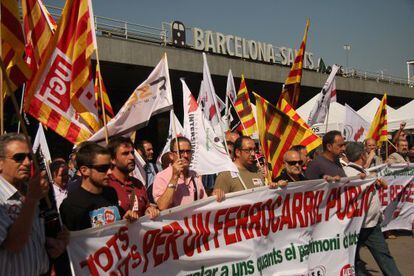 Manifestantes frente a la estación de Barcelona-Sants durante la jornada de huelga de Renfe.