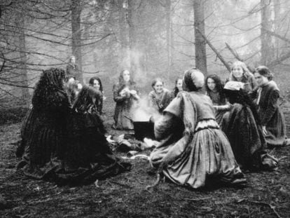 Imatge d'una versió conematogràfica d''El crisol', d'Arthur Miller, amb una seqüència icònica de bruixeria.