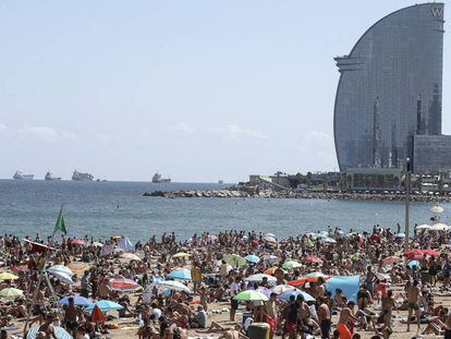 La platja de la Barceloneta, plena a l'agost.