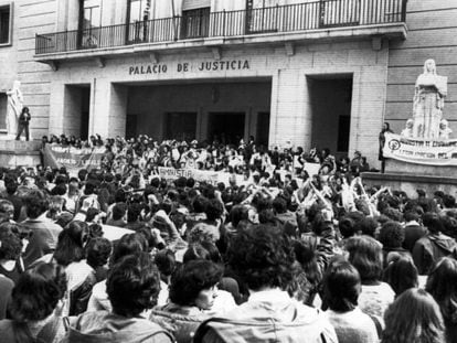 Cientos de mujeres se concentraron en octubre de 1979 delante del Palacio de Justicia de Bilbao, en protesta por el juicio contra las 11 de Basauri.