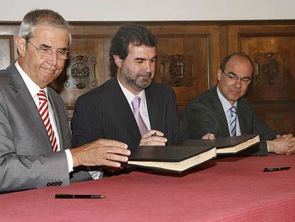 Touriño, Quintana y Jorquera en la firma del acuerdo marco de política municipal.