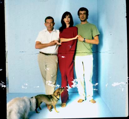Sybilla, junto a dos de sus más estrechos colaboradores: el fotógrafo Juan Gatti (a la izquierda) y Luis Arias, que fue director de la marca desde 1985 hasta 2003.