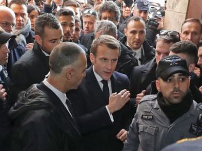 El presidente se encara con las fuerzas de seguridad en la Ciudad Vieja, al igual que Chirac en 1996