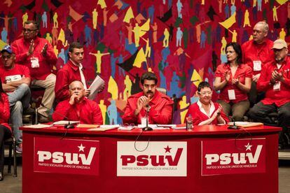 Maduro, en el centro, en el congreso del PSUV, este domingo