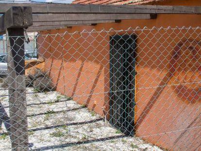Local de El Secreto de El Mar en Vigo, con la marca en la pared del rótulo de El Niño, que ha sido arrancado.