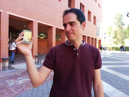 Alfonso Muñoz, responsable del laboratorio de seguridad de BBVA Next Technologies, con un móvil fabricado por él mismo.